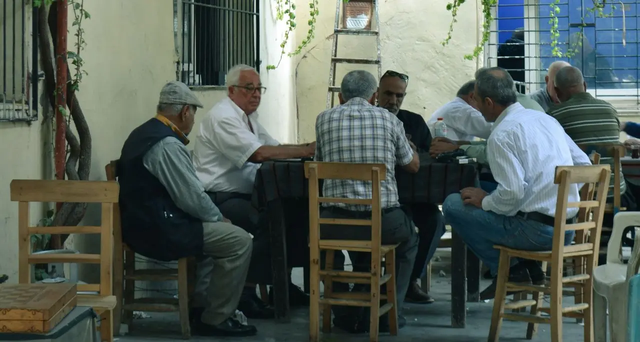 <p>Pensioni a 64 anni, ma con un assegno più basso: ecco la <span style=\"color:hsl(0, 75%, 60%);\">proposta </span>che divide il Governo sulla Manovra 2027</p>