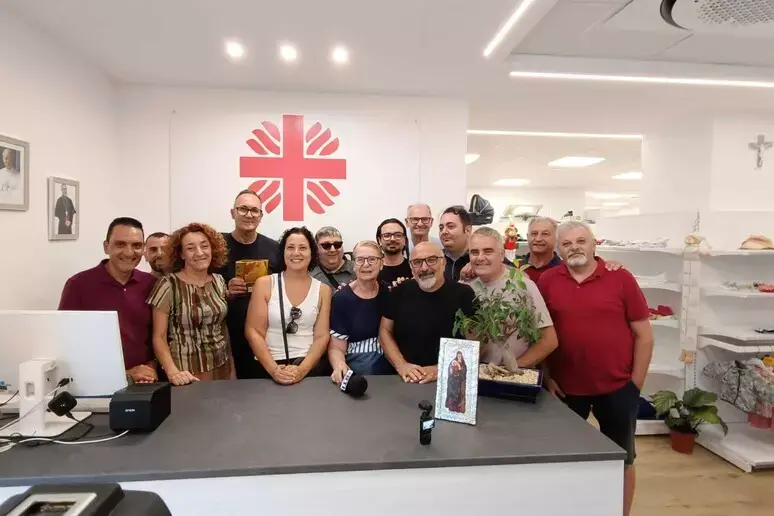Crotone, dai giornalisti 4mila euro alla Caritas:\u00A0il ricavato donato all’emporio solidale\n