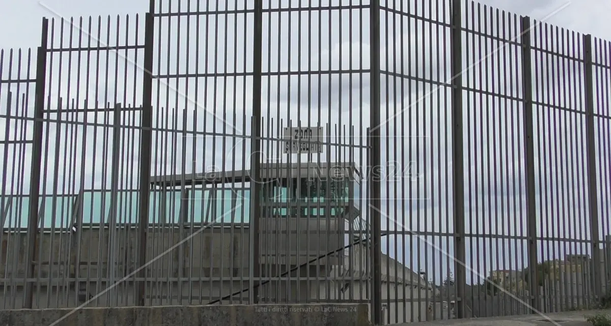 Carcere di Catanzaro, la Polizia Penitenziaria sventa un altro blitz: sequestrati 6 cellulari tra i rifiuti\n