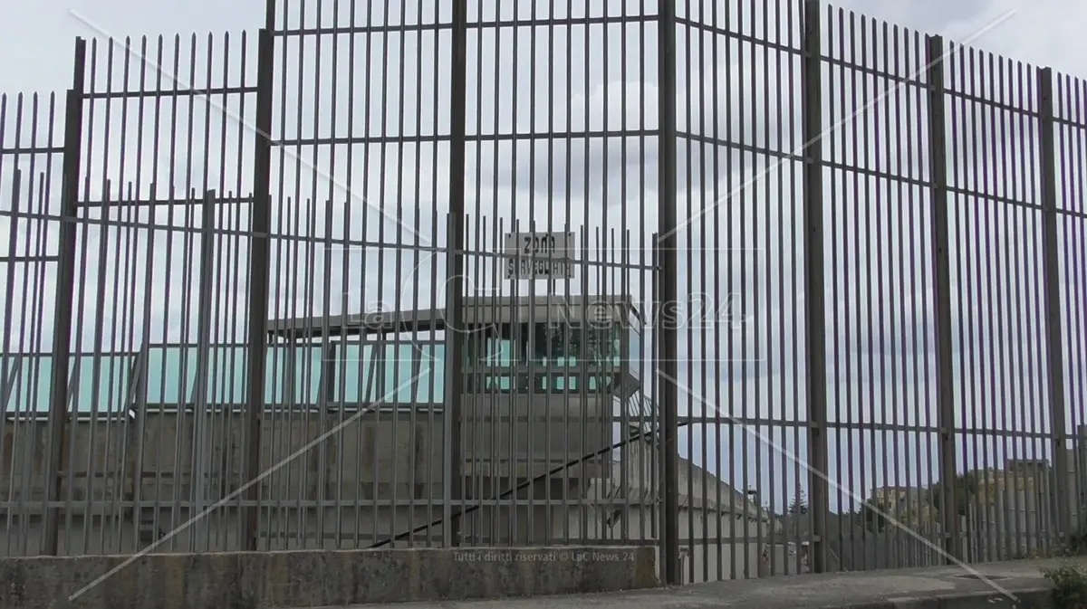 Sei cellulari nascosti vicino al carcere di Catanzaro: la scoperta durante la bonifica dell’area esterna\n