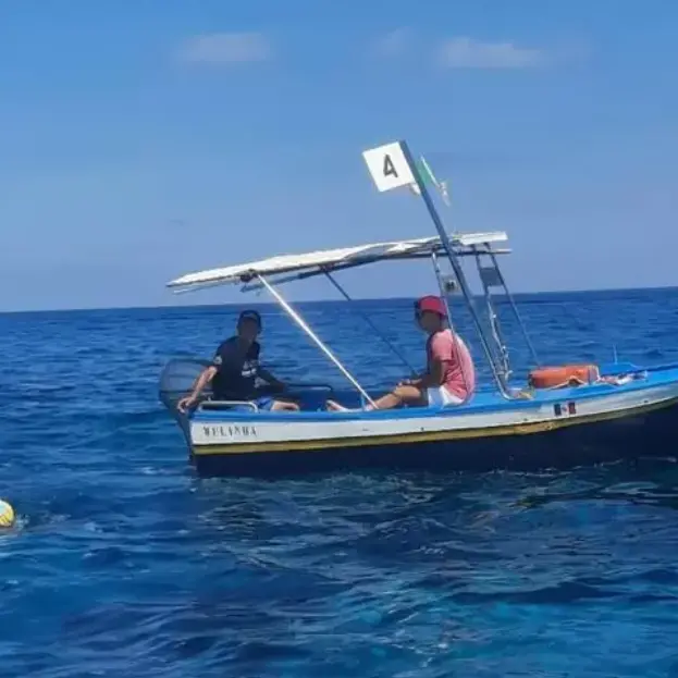 Diabete,\u00A017enne di Lucca attraversa a nuoto lo Stretto di Messina: «La malattia non è un limite allo sport»\n
