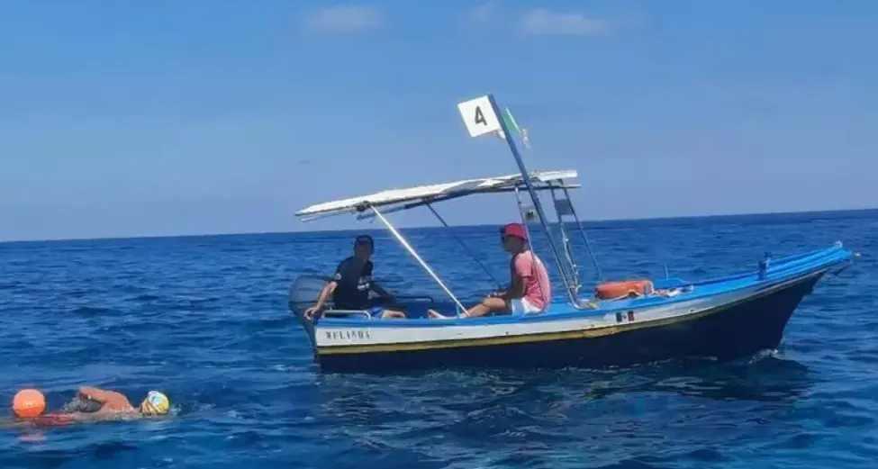 Diabete,\u00A017enne di Lucca attraversa a nuoto lo Stretto di Messina\n