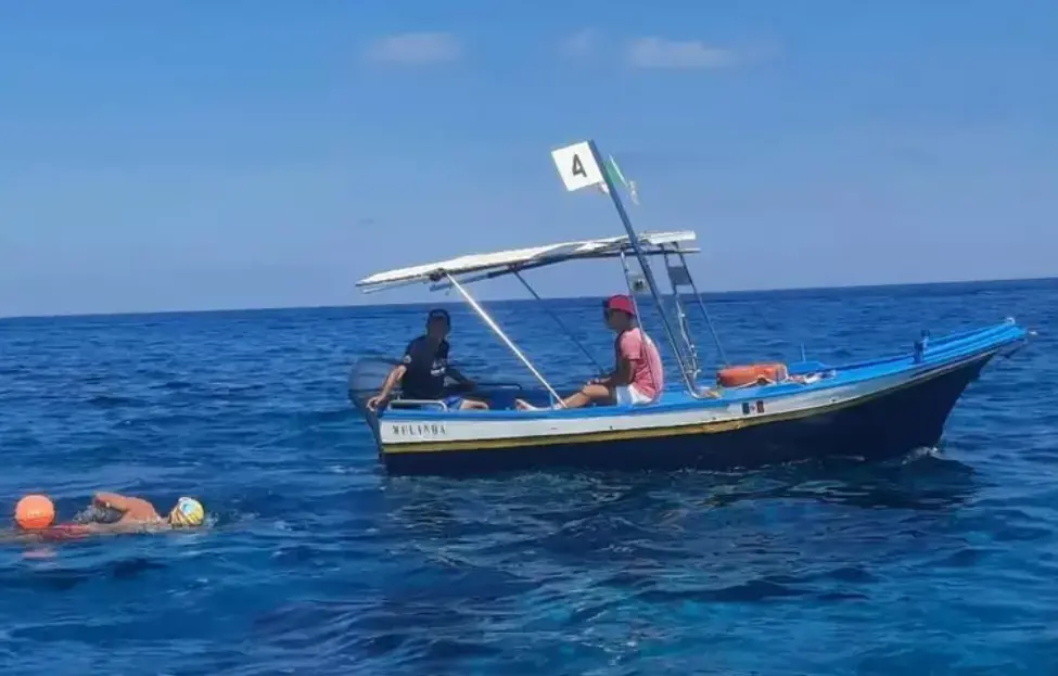 Diabete,\u00A017enne di Lucca attraversa a nuoto lo Stretto di Messina: «La malattia non è un limite allo sport»\n