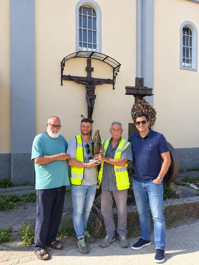 La parrocchia di Santa Maria Zarapoti dona statuetta Vergine per la stazione della Metro