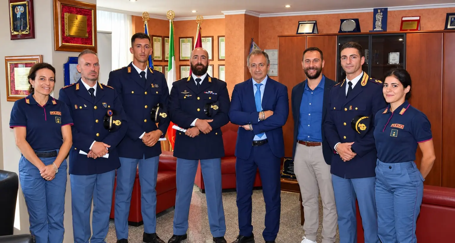 Dalle indagini sui tifosi ai sequestri di armi e droga, il questore di Vibo premia tre poliziotti che si sono distinti nel loro lavoro\n
