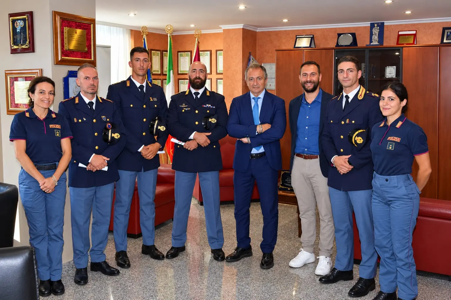 Dalle indagini sui tifosi ai sequestri di armi e droga, il questore di Vibo premia tre poliziotti che si sono distinti nel loro lavoro\n
