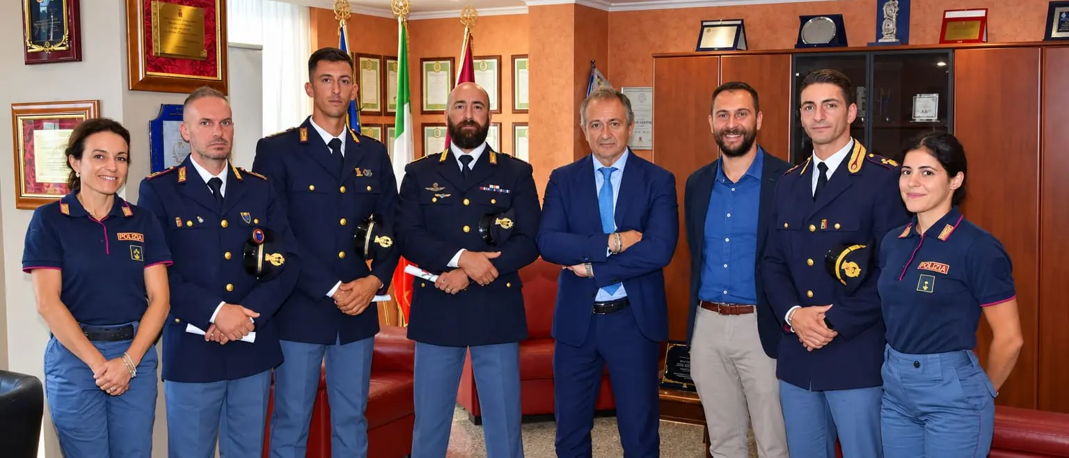 Dalle indagini sui tifosi ai sequestri di armi e droga, il questore di Vibo premia tre poliziotti che si sono distinti nel loro lavoro\n