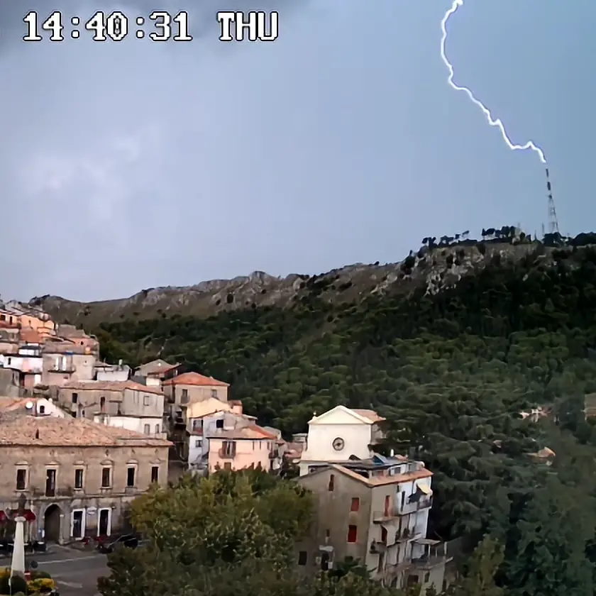 <p>Lo spettacolare istante in cui un fulmine colpisce l’antenna di telecomunicazioni a Tiriolo</p>