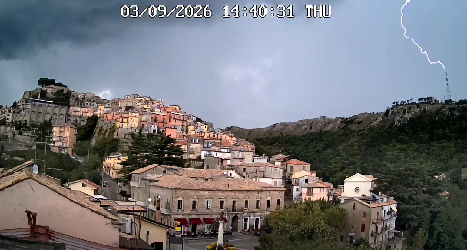 <p>Tiriolo, lo <span style=\"color:hsl(0, 75%, 60%);\">spettacolare istante</span> in cui un fulmine colpisce l’antenna di telecomunicazioni: nessun danno</p>
