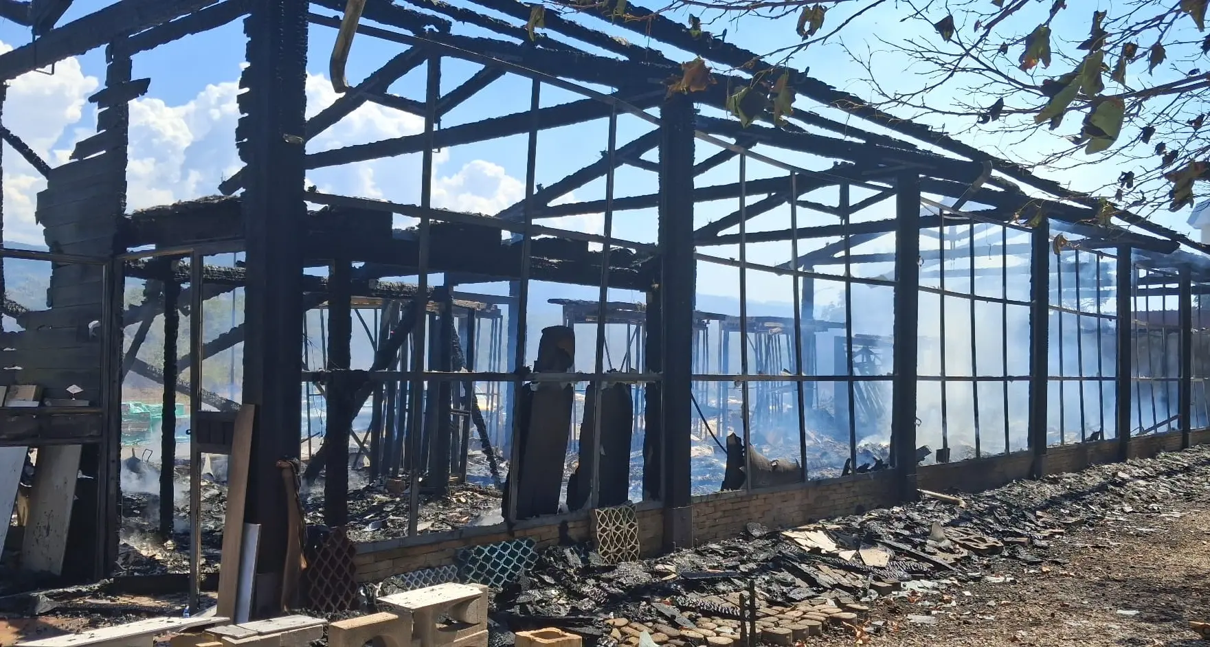 Rende, incendio distrugge un deposito a Settimo: danneggiati anche due veicoli parcheggiati