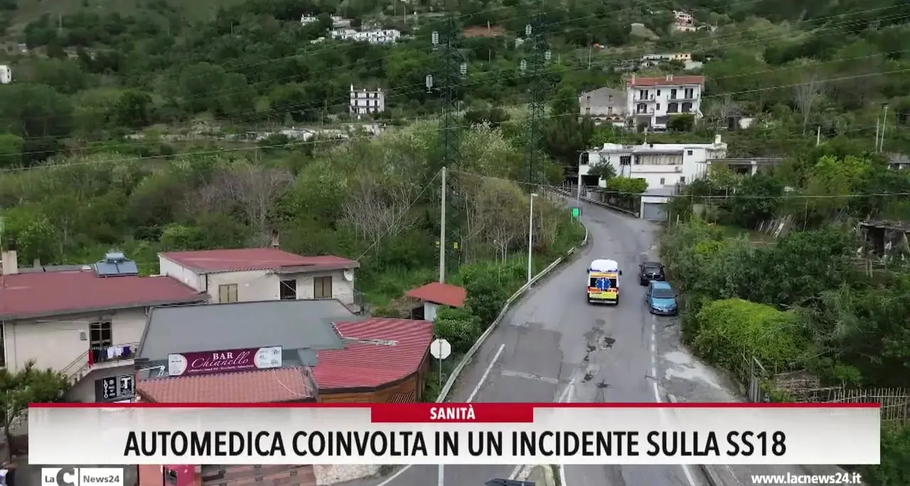 Diamante,  automedica coinvolta in un incidente sulla ss18