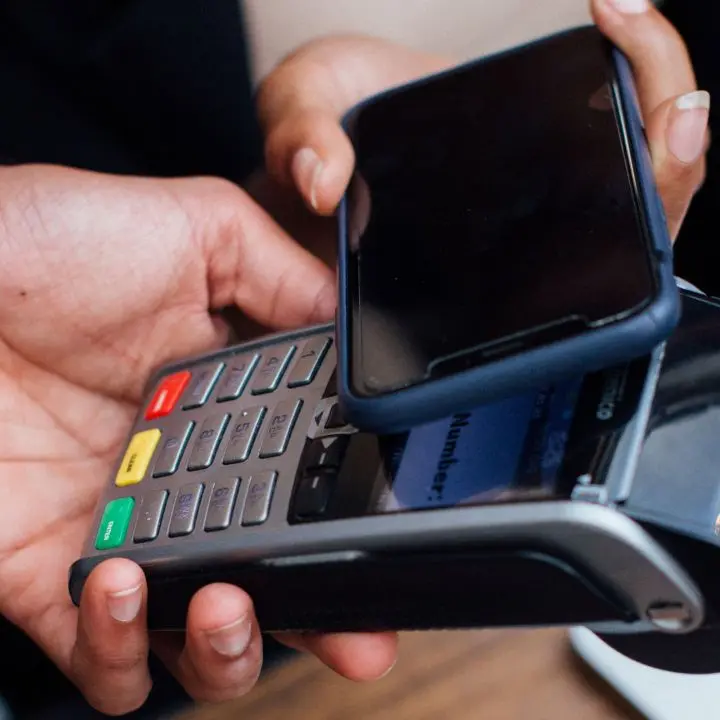 L'Italia dei pagamenti digitali: boom di carte e bonifici istantanei, il contante continua ad arretrare\n