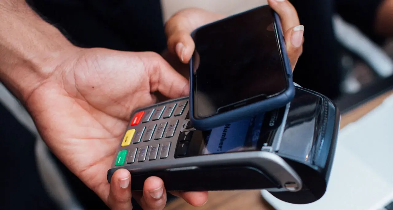 L'Italia dei pagamenti digitali: boom di carte e bonifici istantanei, il contante continua ad arretrare\n