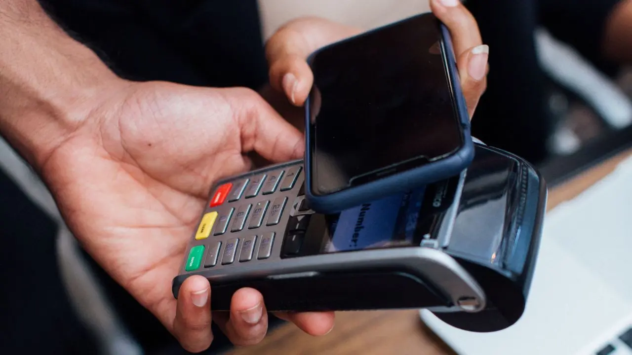 L'Italia dei pagamenti digitali: boom di carte e bonifici istantanei, il contante continua ad arretrare\n