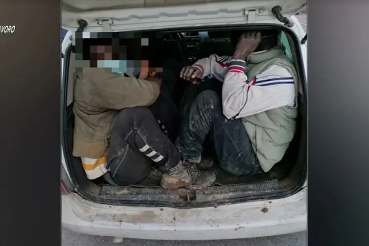 «Arrangiali nel portabagagli»: l'orrore della \"flotta della disperazione\" e il cinismo\u00A0dei caporali\u00A0nella Sibaritide\n