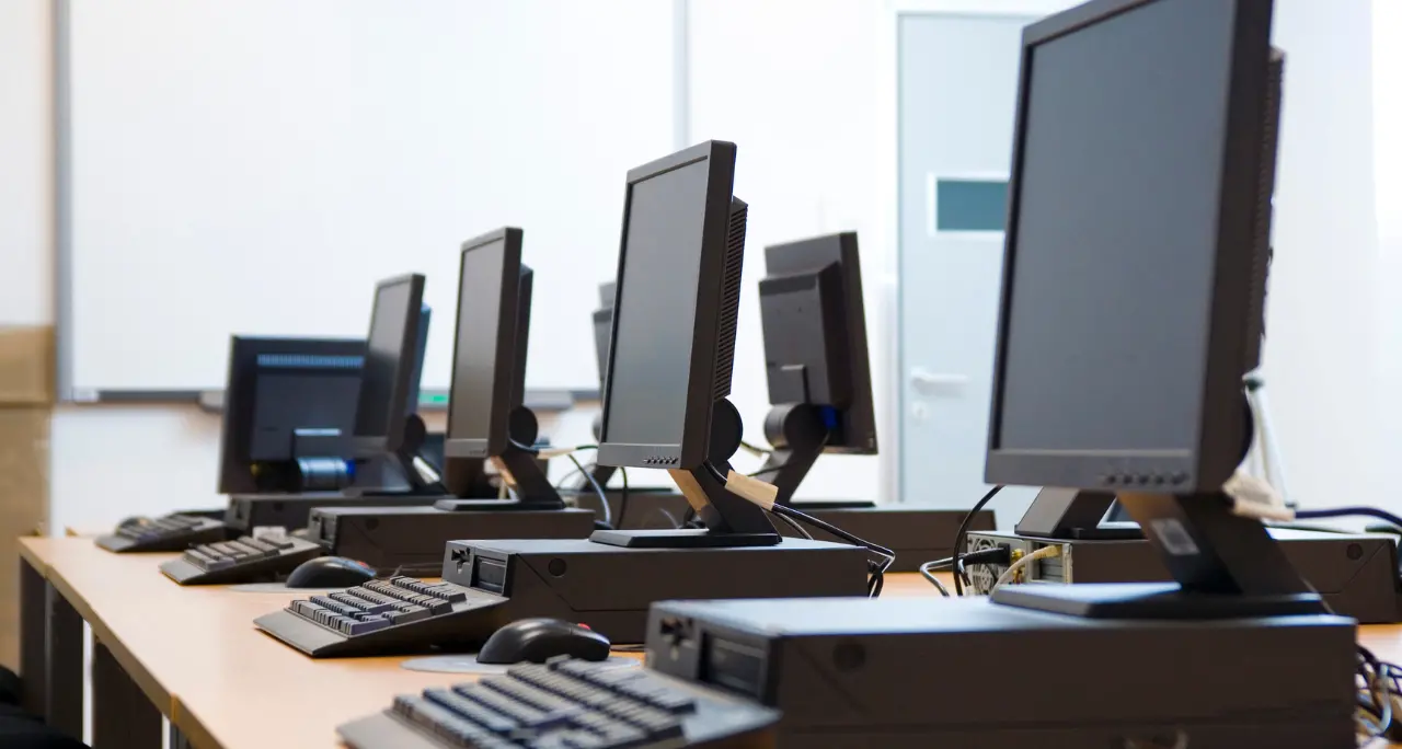 <p><span style=\"color:hsl(0, 75%, 60%);\">Il divario digitale pesa sulla Calabria</span>: solo il 27,2% delle scuole ha un’aula informatica</p>