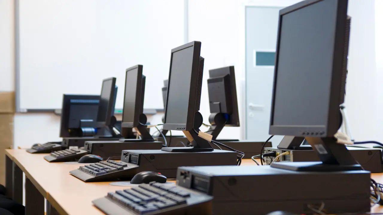 Il divario digitale pesa sulla Calabria: solo il 27,2% delle scuole ha un’aula informatica\n