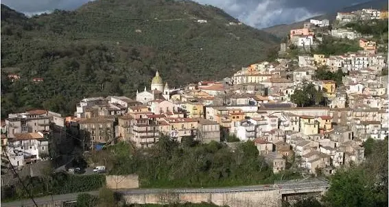Nocera Terinese, un deposito agricolo trasformato in una villetta: presentato un esposto sull’immobile dell’ex sindaco Gigliotti\n