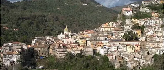 Nocera Terinese, un deposito agricolo trasformato in una villetta: presentato un esposto sull’immobile dell’ex sindaco Gigliotti\n