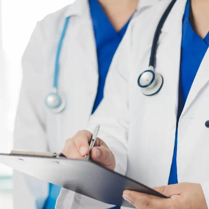 <p>Asp di Vibo, il lavoro extra può valere 100 euro l’ora: fissati i compensi per medici, infermieri e personale sanitario</p>