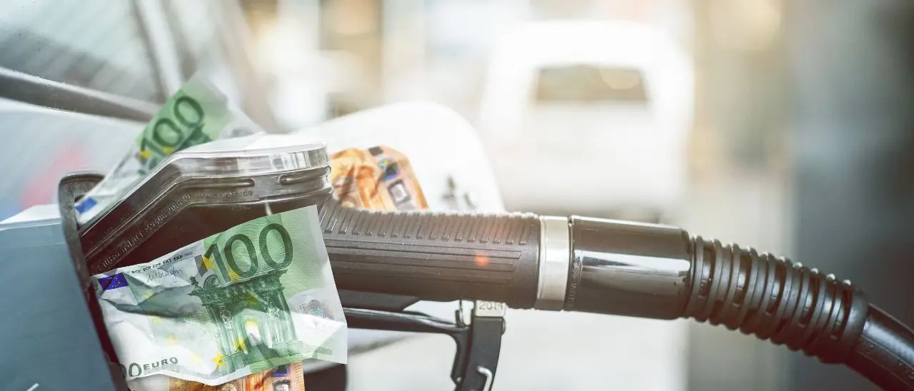 Benzina e gasolio ancora in aumento, FederPetroli lancia l’allarme: «Tra un mese un pieno potrebbe costare 30 euro in più»\n