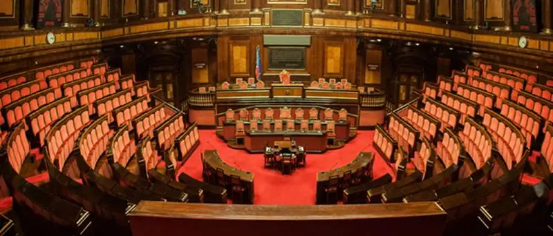 Legge elettorale, il nodo preferenze riapre lo scontro nella maggioranza: Fratelli d’Italia valuta i sub emendamenti del Pd\n