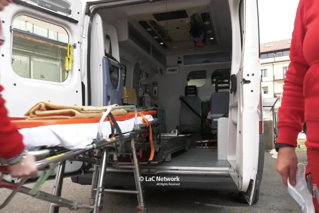 Scontro frontale sulla Jonio-Tirreno: morti un padre e le due figlie di 8 e 14 anni, la madre è gravissima in ospedale\n