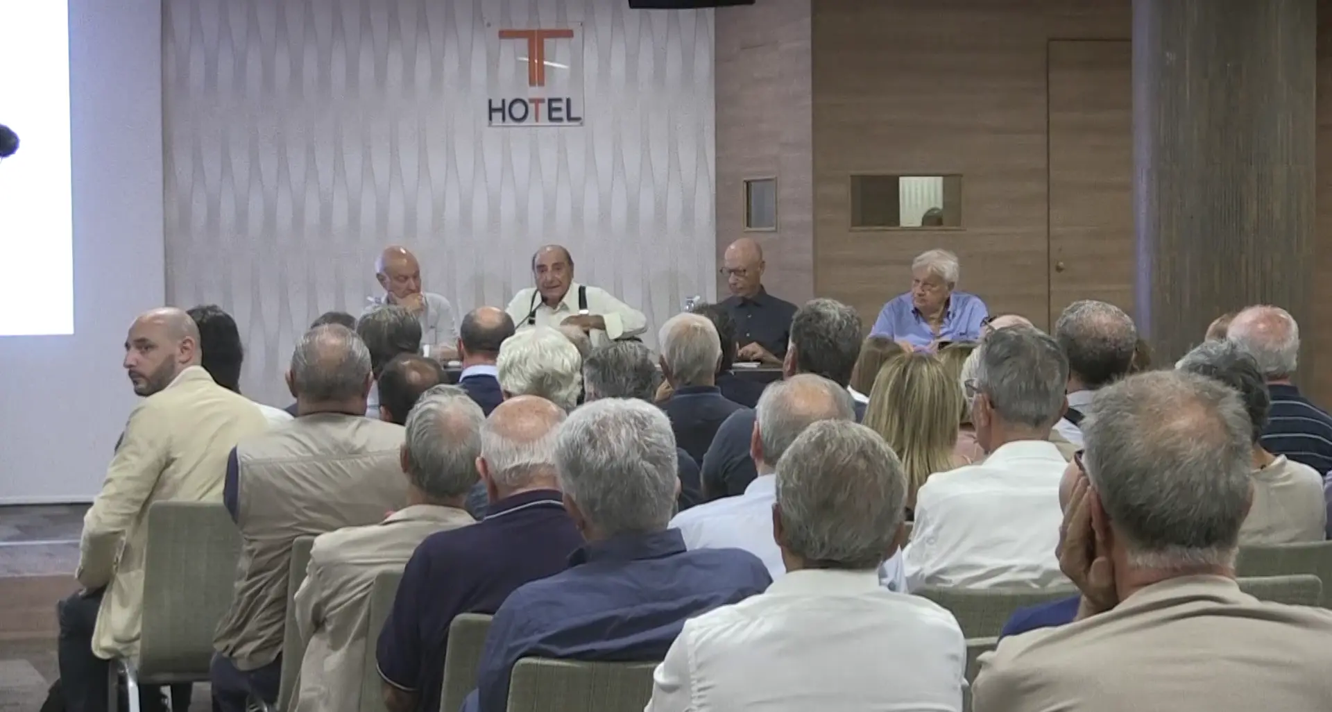 <p>Agazio Loiero convoca il laboratorio ‘destruens-construens’: «<span style=\"color:hsl(0,75%,60%);\">Ecco i veri dati degli economisti</span>, occorre reagire»</p>