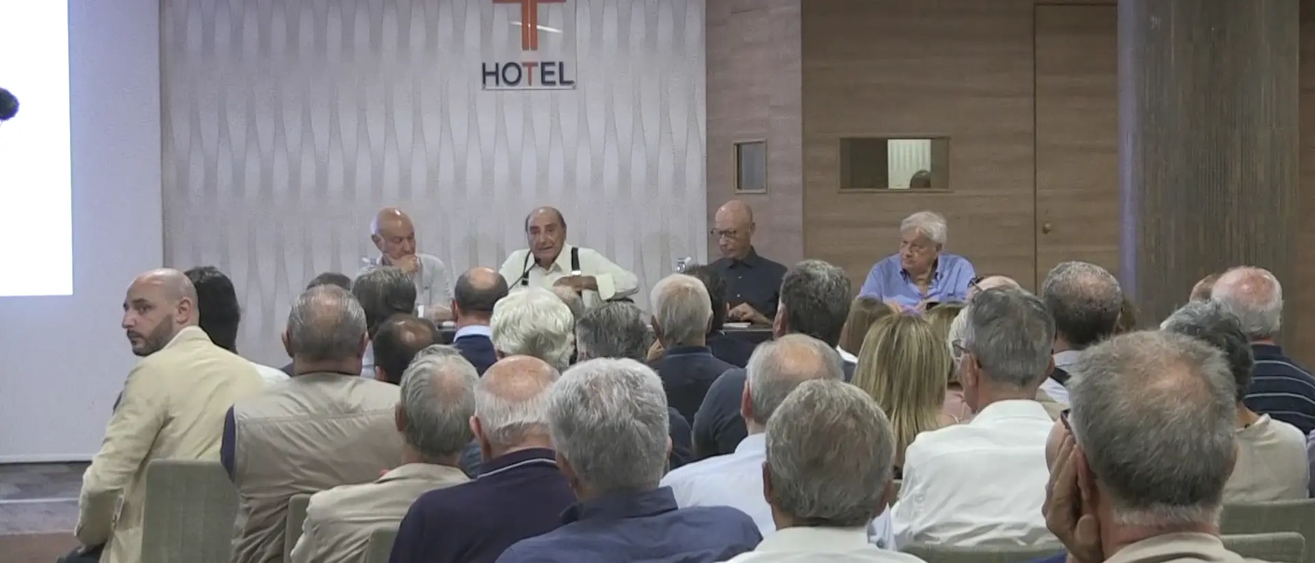 «Altro che Calabria straordinaria»: Loiero riunisce il centrosinistra e presenta i numeri (reali) sulla regione\n
