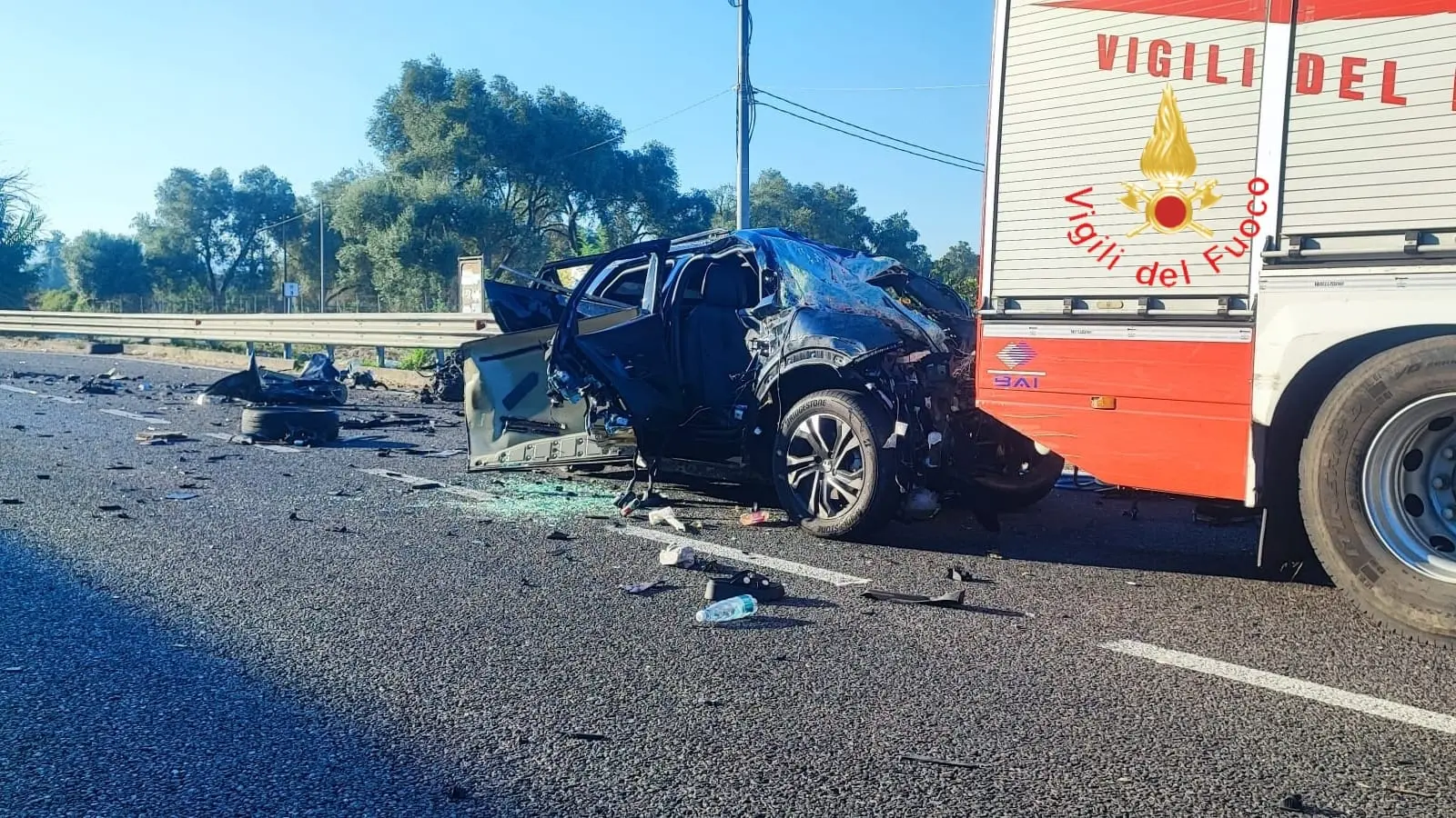 Scontro frontale sulla Jonio-Tirreno: morti un padre e le due figlie di 8 e 13\u00A0anni, la madre è gravissima in ospedale\n