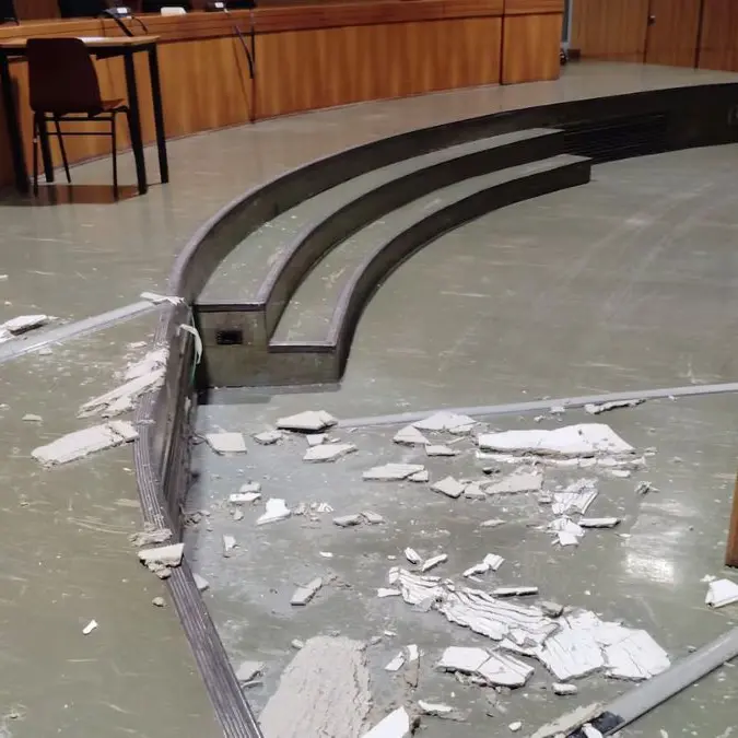 Processo a ‘Ndrangheta, camorra e Cosa Nostra a Milano, crolla il controsoffitto dell’aula bunker: udienza rinviata\n