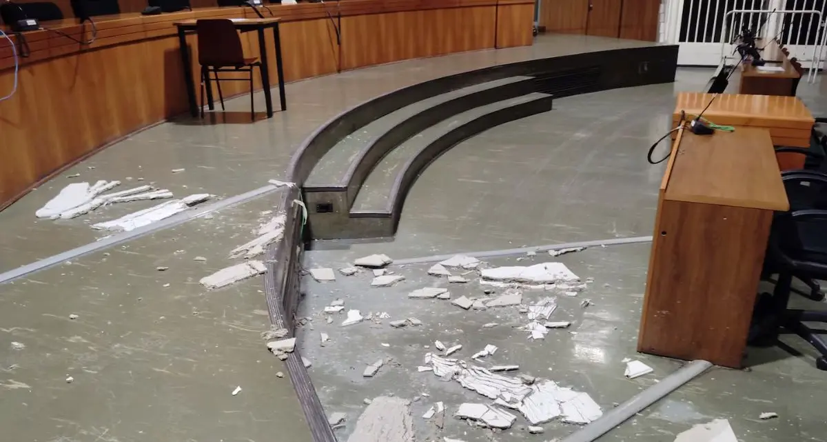 Processo a ‘Ndrangheta, camorra e Cosa Nostra a Milano, crolla il controsoffitto dell’aula bunker: udienza rinviata\n
