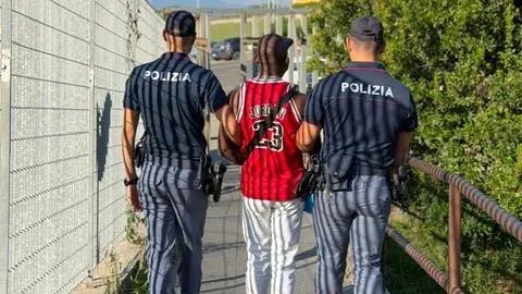 <p>La Polizia di Catanzaro <span style=\"color:hsl(0, 75%, 60%);\">accompagna uno scafista </span>a Potenza in vista del rimpatrio</p>