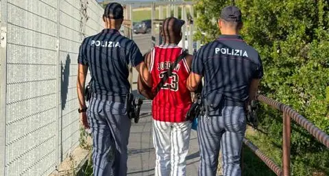 La Polizia di Catanzaro accompagna uno scafista a Potenza in vista del rimpatrio
