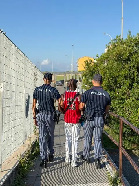 La Polizia di Catanzaro accompagna uno scafista a Potenza in vista del rimpatrio