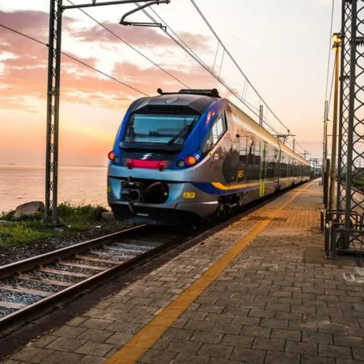 Treni, lavori sulla linea Sibari-Crotone: fino a dicembre cancellazioni e bus sostitutivi\n