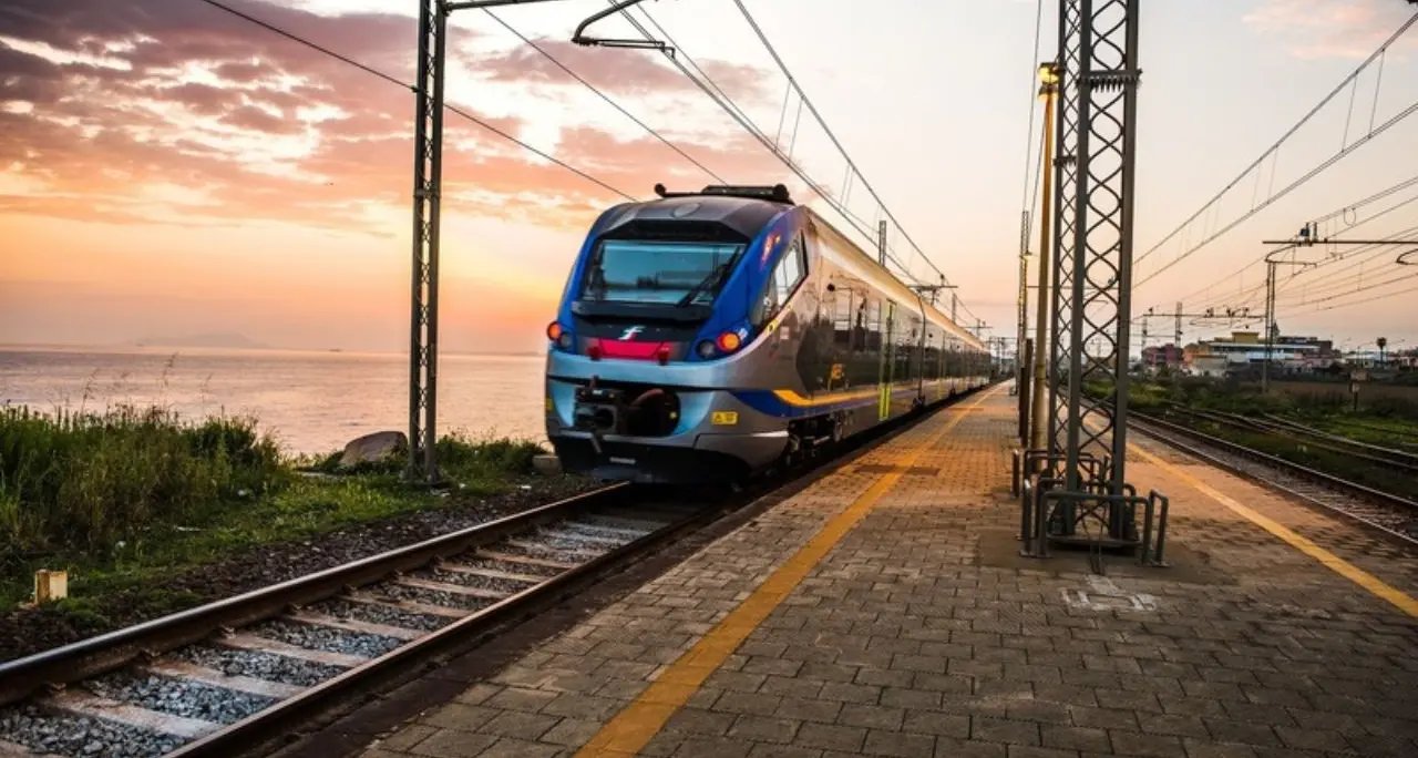 Treni, lavori sulla linea Sibari-Crotone: fino a dicembre cancellazioni e bus sostitutivi\n