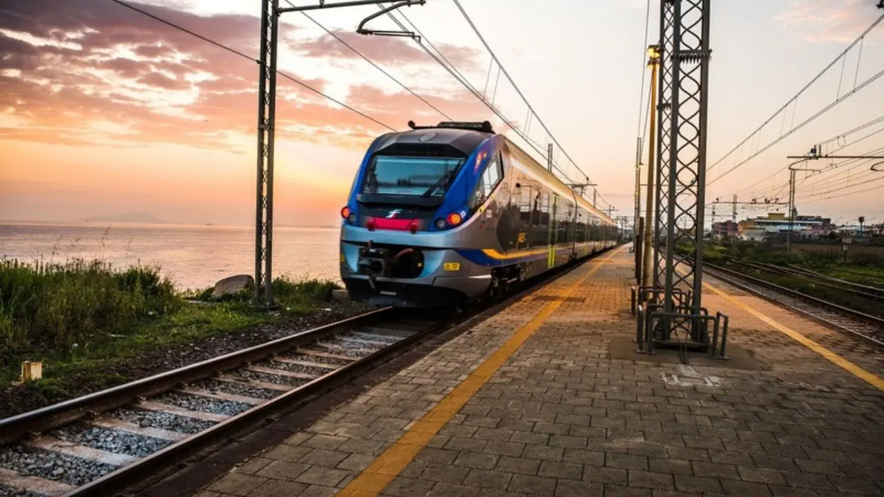 Treni, lavori sulla linea Sibari-Crotone: fino a dicembre cancellazioni e bus sostitutivi\n