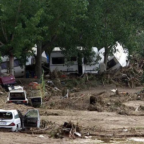 Strage del camping Le Giare, 26 anni dopo il ricordo delle 13 vittime e il dibattito su un territorio ancora fragile\n