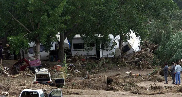 Strage del camping Le Giare, 26 anni dopo il ricordo delle 13 vittime e il dibattito su un territorio ancora fragile\n