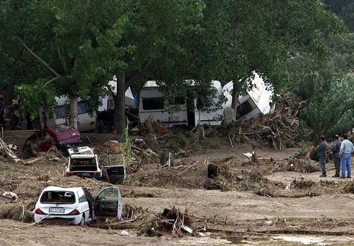 Strage del camping Le Giare, 26 anni dopo il ricordo delle 13 vittime e il dibattito su un territorio ancora fragile\n