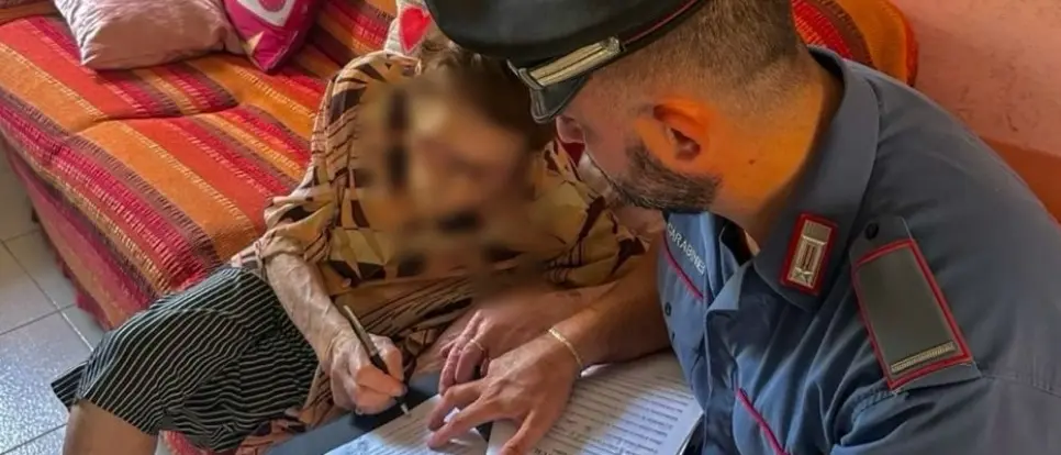 Squillace, sfila una collana d’oro all’anziana assistita: denunciata badante\n