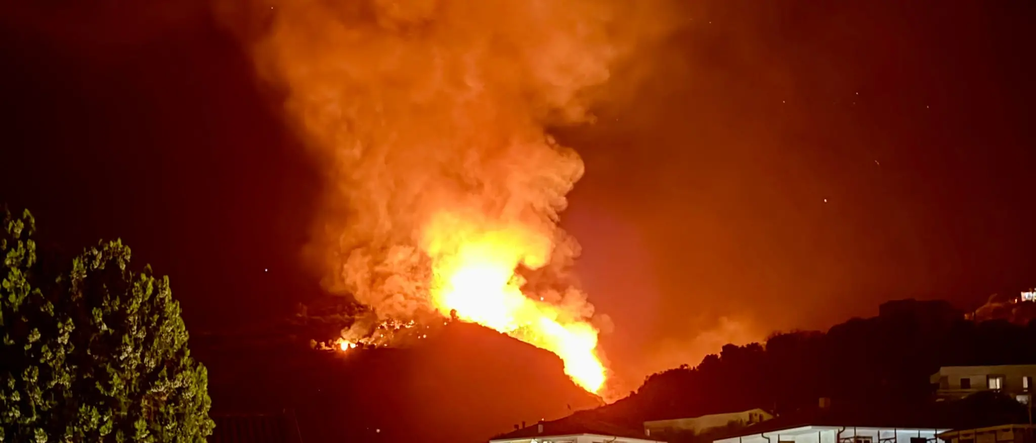 Amantea, nottata di apprensione per un incendio divampato tra Campora e Serra d’Aiello\n