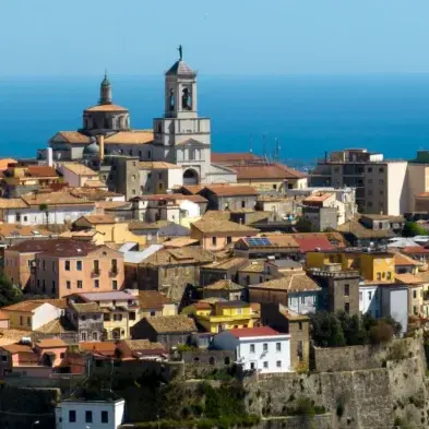 <p>Catanzaro si candida al bando per la transizione verso la TARIP: un <span style=\"color:hsl(0, 75%, 60%);\">progetto da 1,7 milioni di euro</span> per innovare la gestione dei rifiuti e valorizzare i comportamenti virtuosi</p>