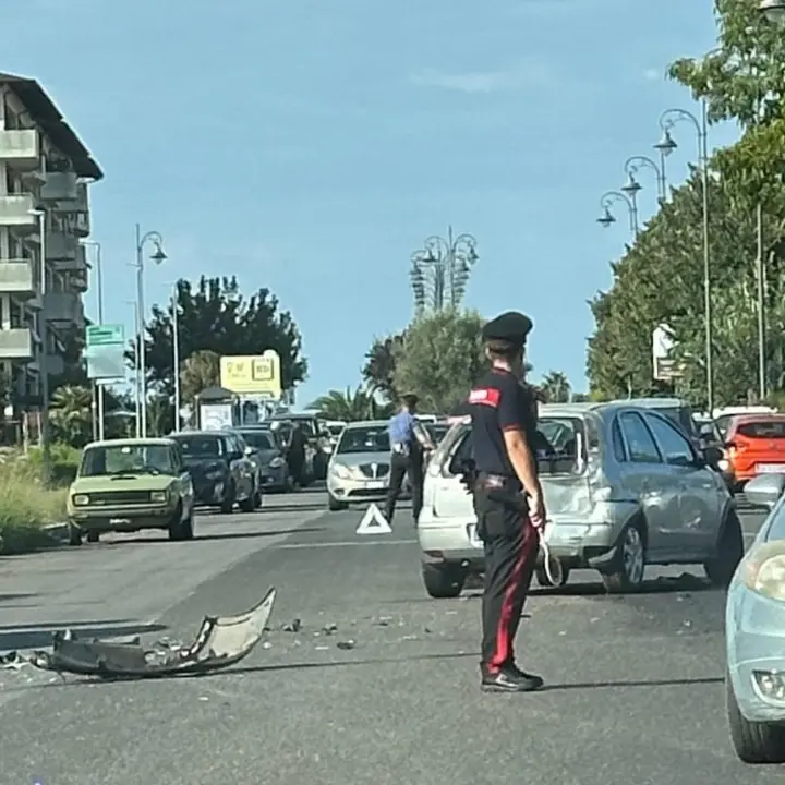 Vibo, incidente stradale a Moderata Durant in prossimità dell’ambulatorio: scontro tra due auto e traffico in tilt\n
