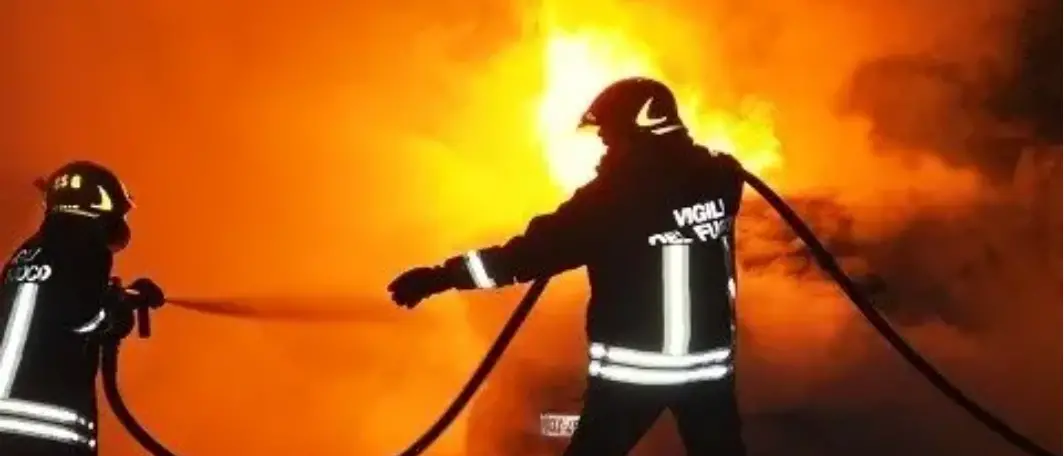 Alba di fiamme a Cassano all’Ionio, auto distrutta da un incendio: indagini\n