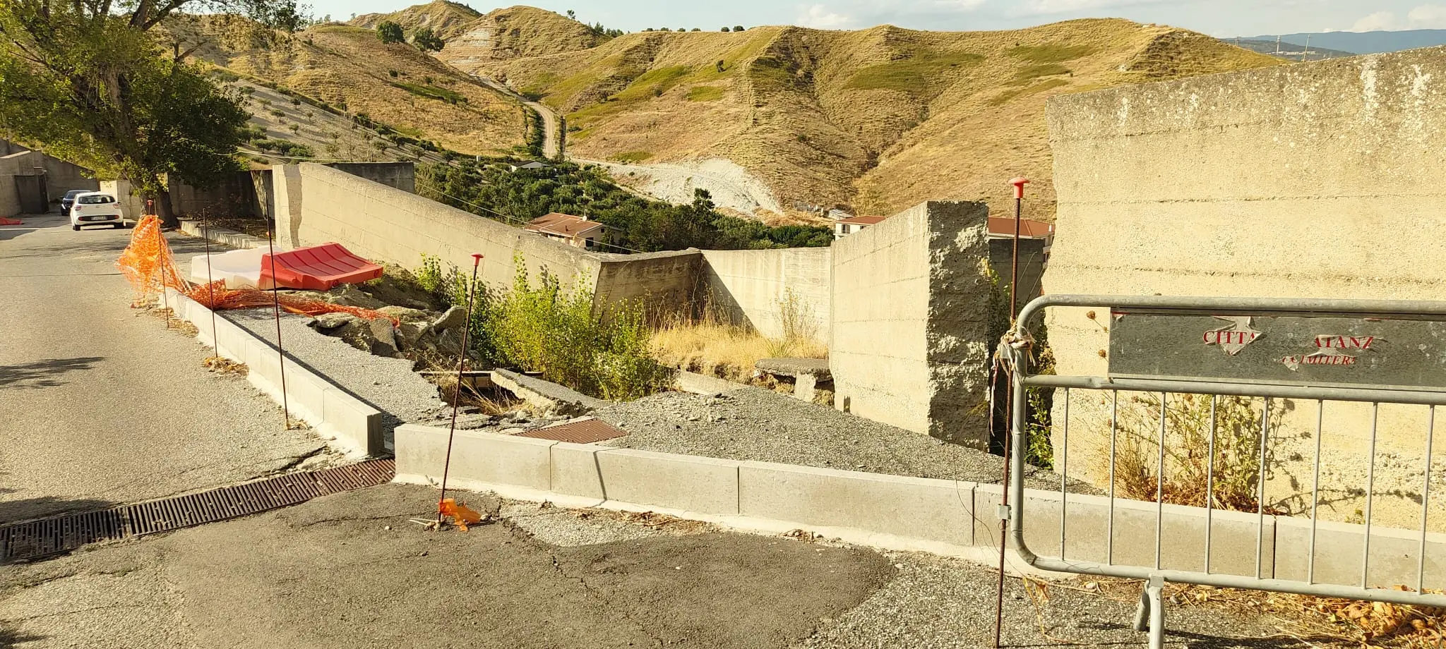 Cimitero di Santa Maria nel degrado: «Incuria e pericoli, serve un intervento immediato»\n