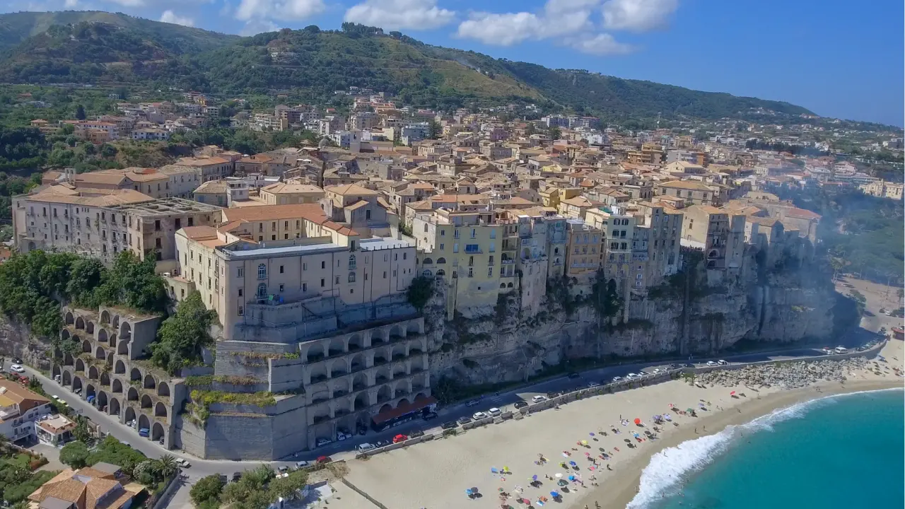 Tropea, patto per la sicurezza nei locali: telecamere, controlli sui minori e “premi” per gli esercenti virtuosi\n