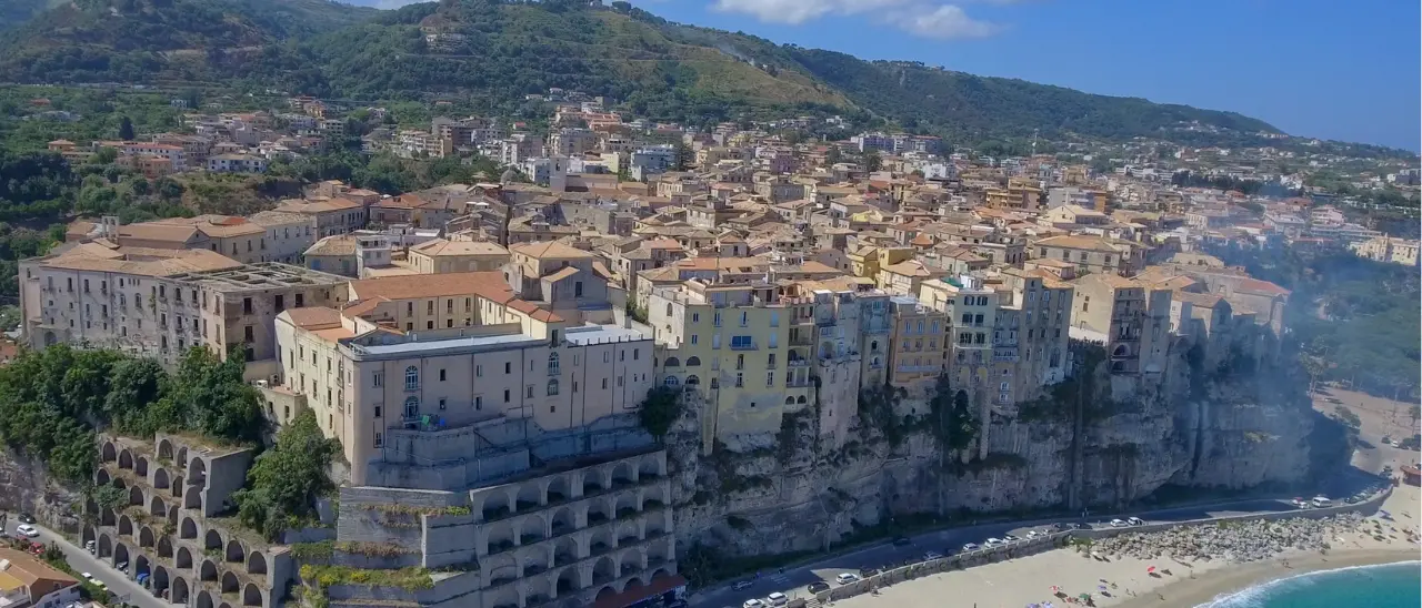 Tropea, patto per la sicurezza nei locali: telecamere, controlli sui minori e “premi” per gli esercenti virtuosi\n