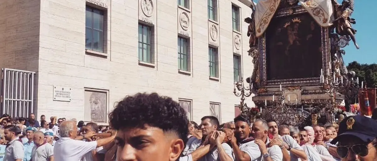 Domenico Ferro, il più giovane portatore della Vara della Madonna della Consolazione: «Per la prima volta tra le stanghe con orgoglio ed emozione»\n\n\u00A0\n